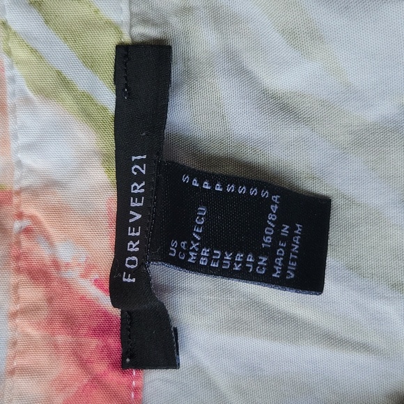 Forever 21 floral cropped hawaiin button down!! Flowy, cute, flattering - Picture 2 of 6